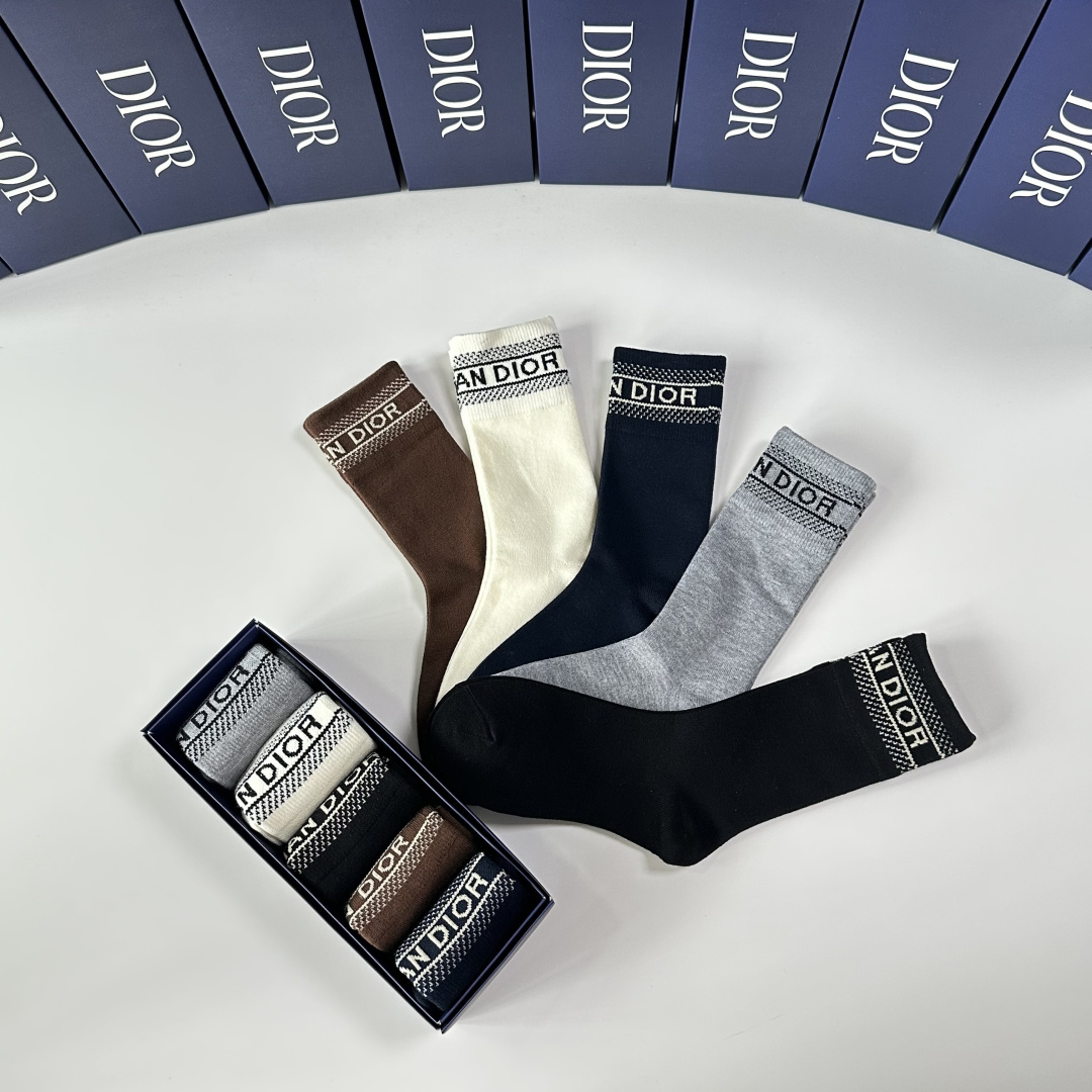 💛配专柜包装DIOR (迪奥) 新款羊绒中长款堆堆袜袜子！一盒五双，专柜同步筒袜袜子，💛大牌出街，潮人必