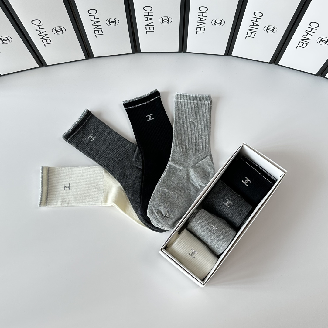 💛配专柜包装Chanel（香奈儿）新款饰品袜烫印中长款堆堆袜袜子！一盒四双，专柜同步筒袜袜子，💛大牌出街
