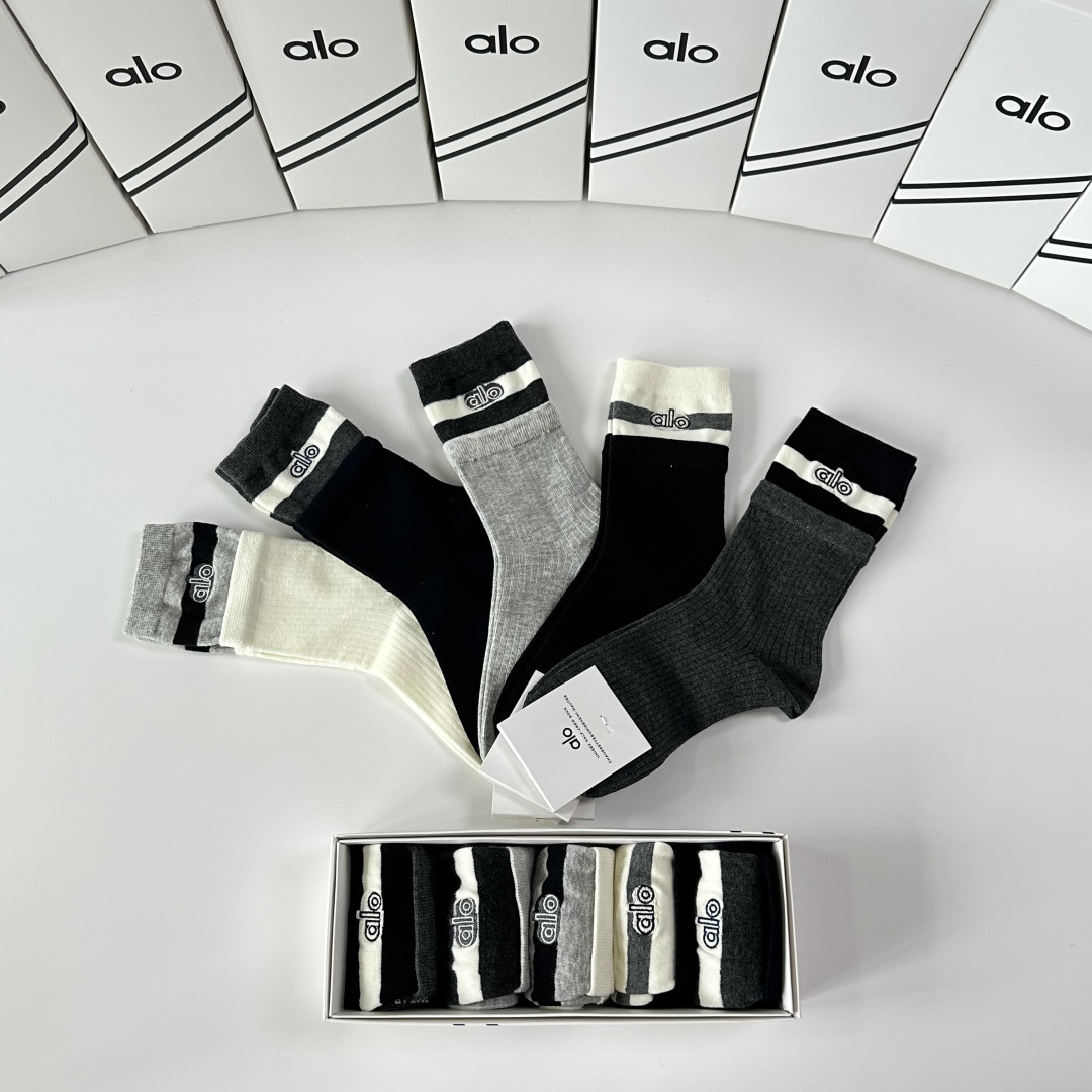💛配专柜包装ALO 新款刺绣中长款堆堆袜袜子！一盒五双，专柜同步筒袜袜子，💛大牌出街，潮人必备🔥超好搭。
