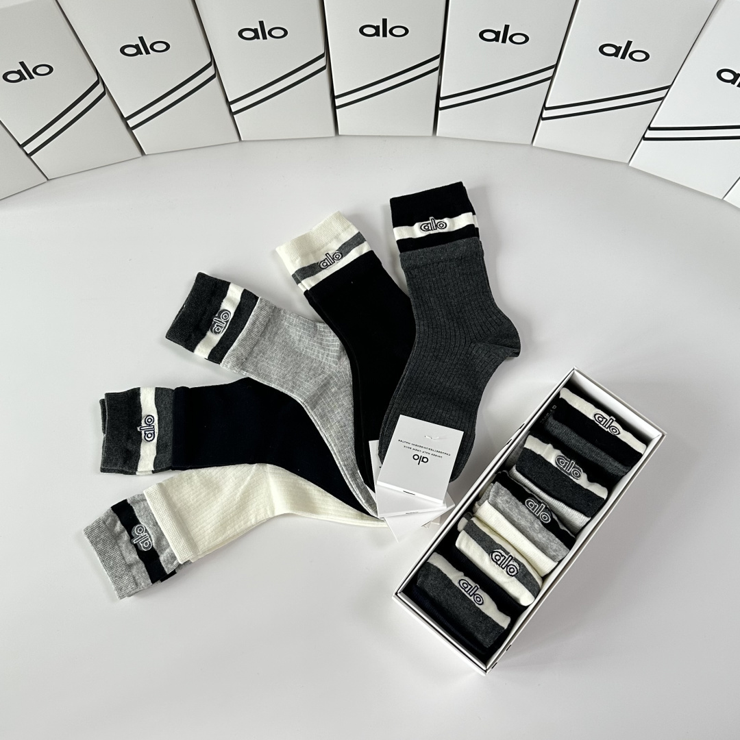 💛配专柜包装ALO 新款刺绣中长款堆堆袜袜子！一盒五双，专柜同步筒袜袜子，💛大牌出街，潮人必备🔥超好搭。