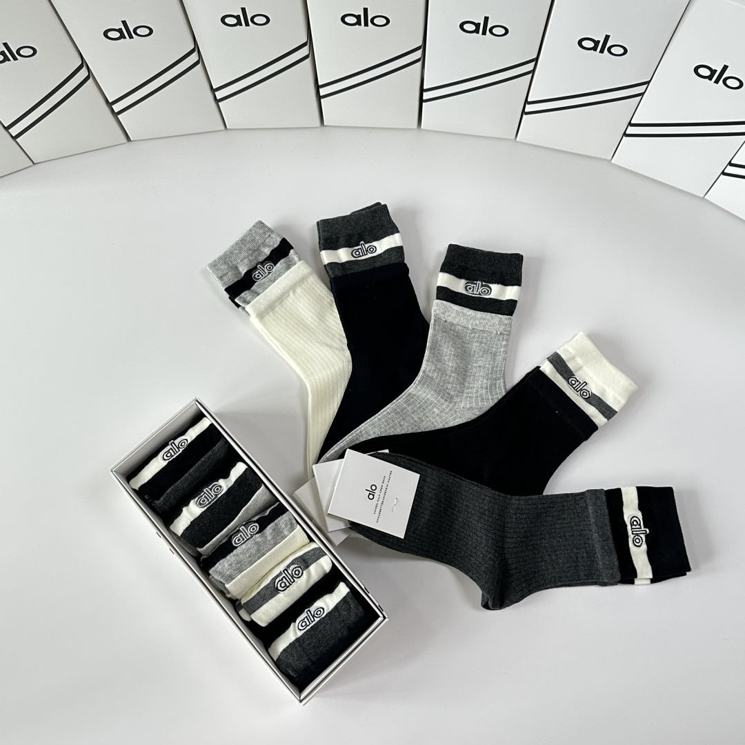 💛配专柜包装ALO 新款刺绣中长款堆堆袜袜子！一盒五双，专柜同步筒袜袜子，💛大牌出街，潮人必备🔥超好搭。