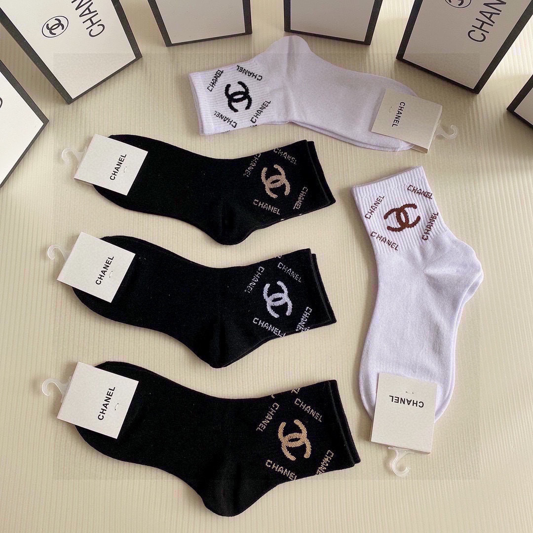 💛配专柜包装Chanel（香奈儿）新款中长款堆堆袜袜子！一盒五双，专柜同步筒袜袜子，💛大牌出街，潮人必备