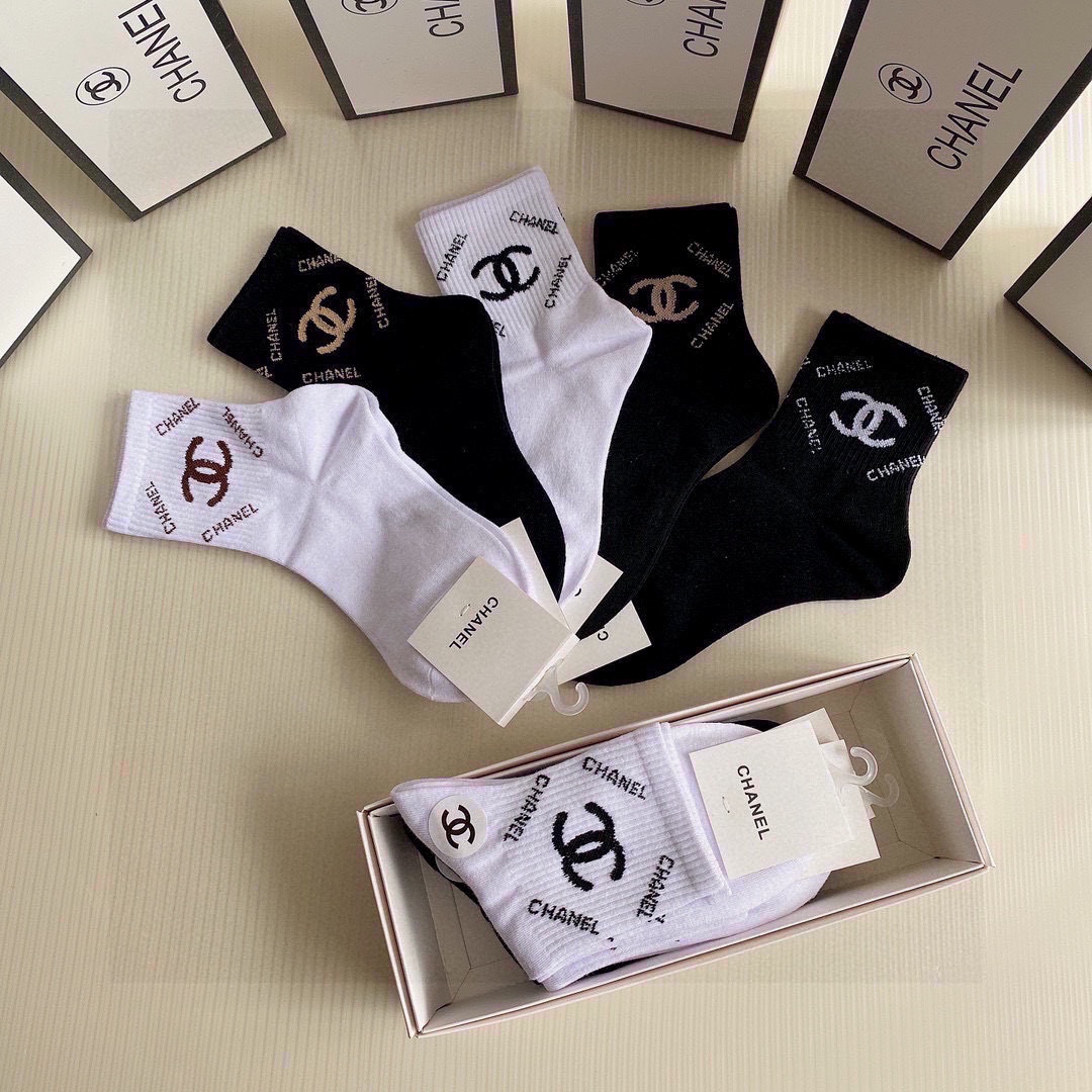 💛配专柜包装Chanel（香奈儿）新款中长款堆堆袜袜子！一盒五双，专柜同步筒袜袜子，💛大牌出街，潮人必备