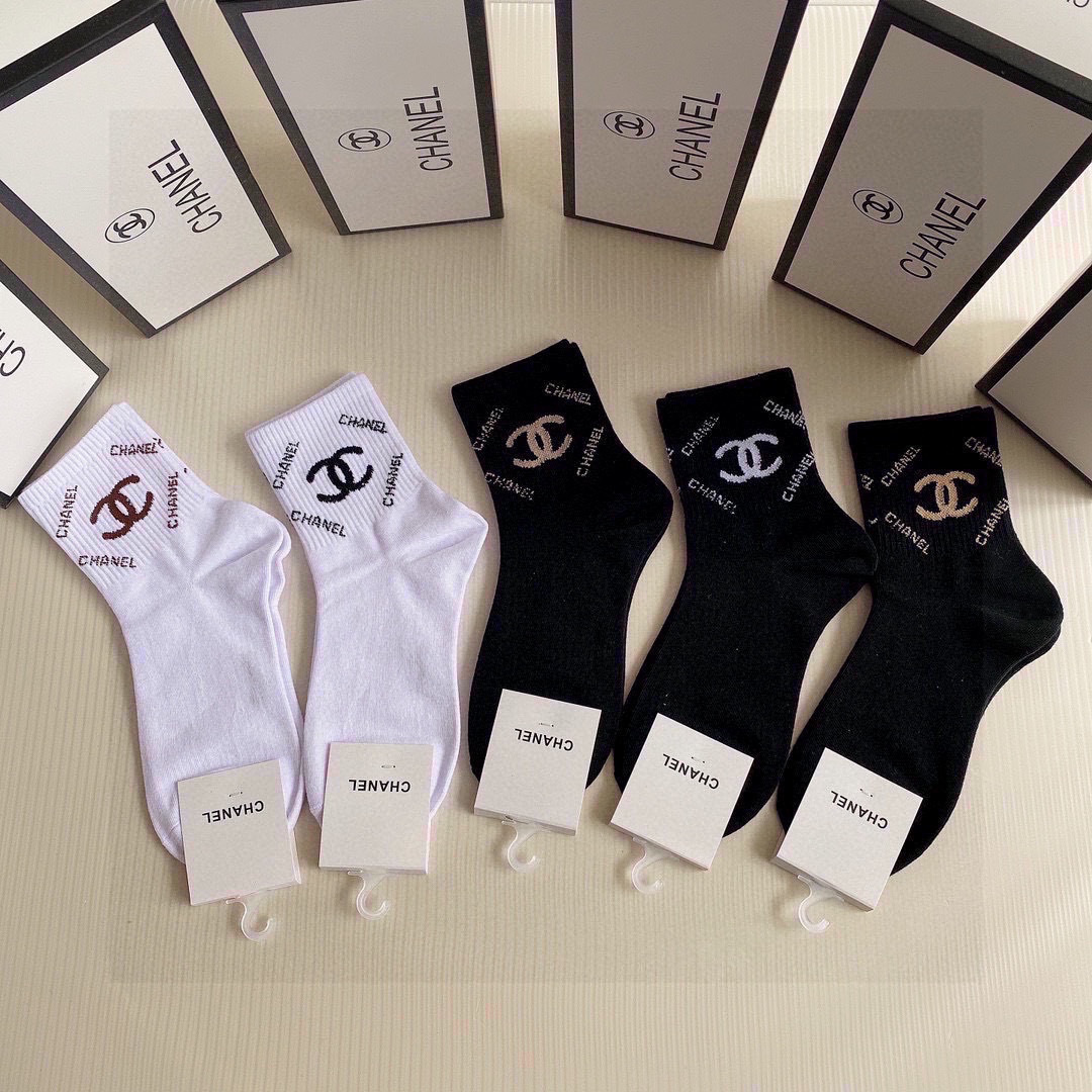 💛配专柜包装Chanel（香奈儿）新款中长款堆堆袜袜子！一盒五双，专柜同步筒袜袜子，💛大牌出街，潮人必备