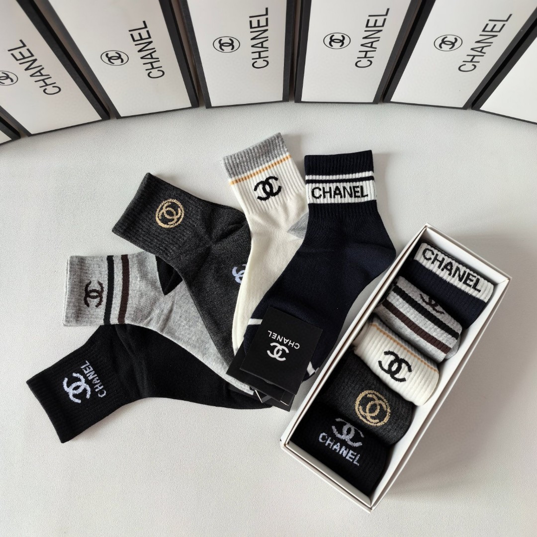 💛配专柜包装Chanel(香奈儿) 新款中长款堆堆袜袜子！一盒五双，专柜同步筒袜袜子，💛大牌出街，潮人必
