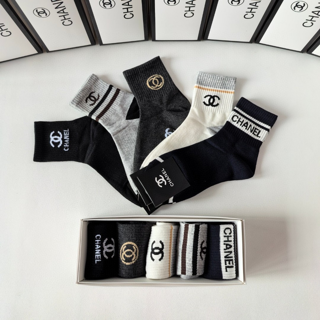 💛配专柜包装Chanel(香奈儿) 新款中长款堆堆袜袜子！一盒五双，专柜同步筒袜袜子，💛大牌出街，潮人必