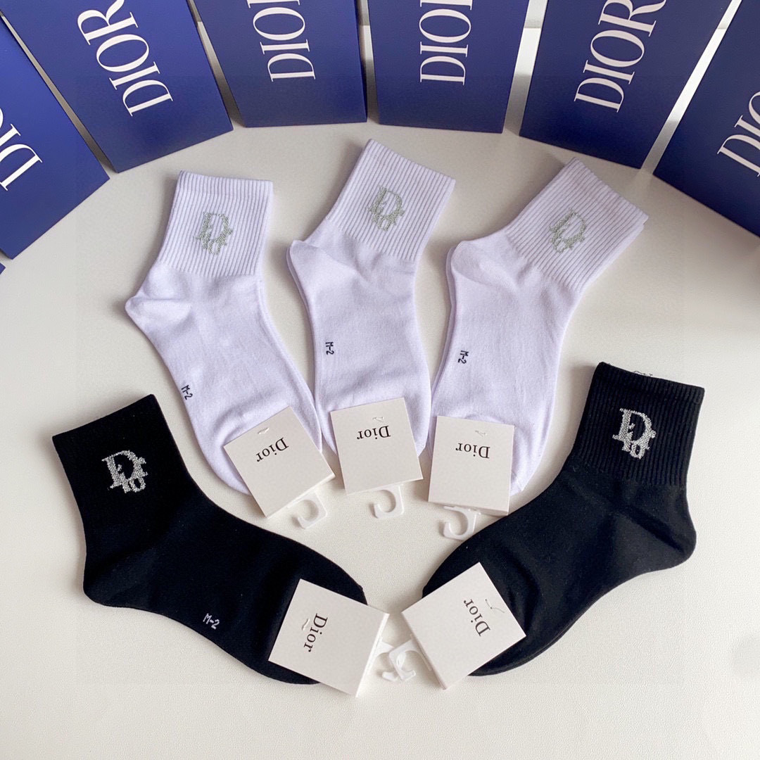 💛配包装DIOR（迪奥）新款经典中长款堆堆袜袜子！一盒五双， 专柜同步筒款袜子，💛大牌出街，潮人必备🔥超