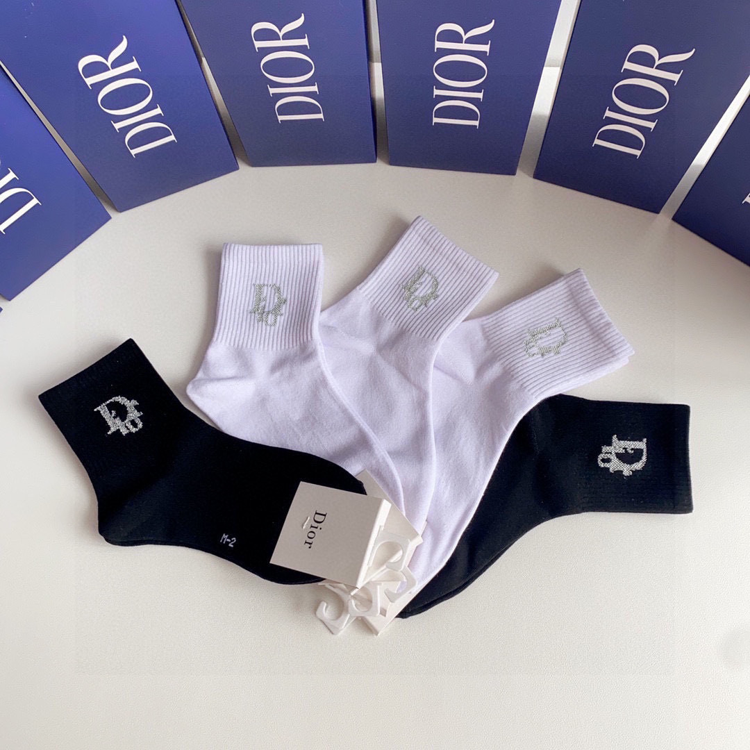 💛配包装DIOR（迪奥）新款经典中长款堆堆袜袜子！一盒五双， 专柜同步筒款袜子，💛大牌出街，潮人必备🔥超