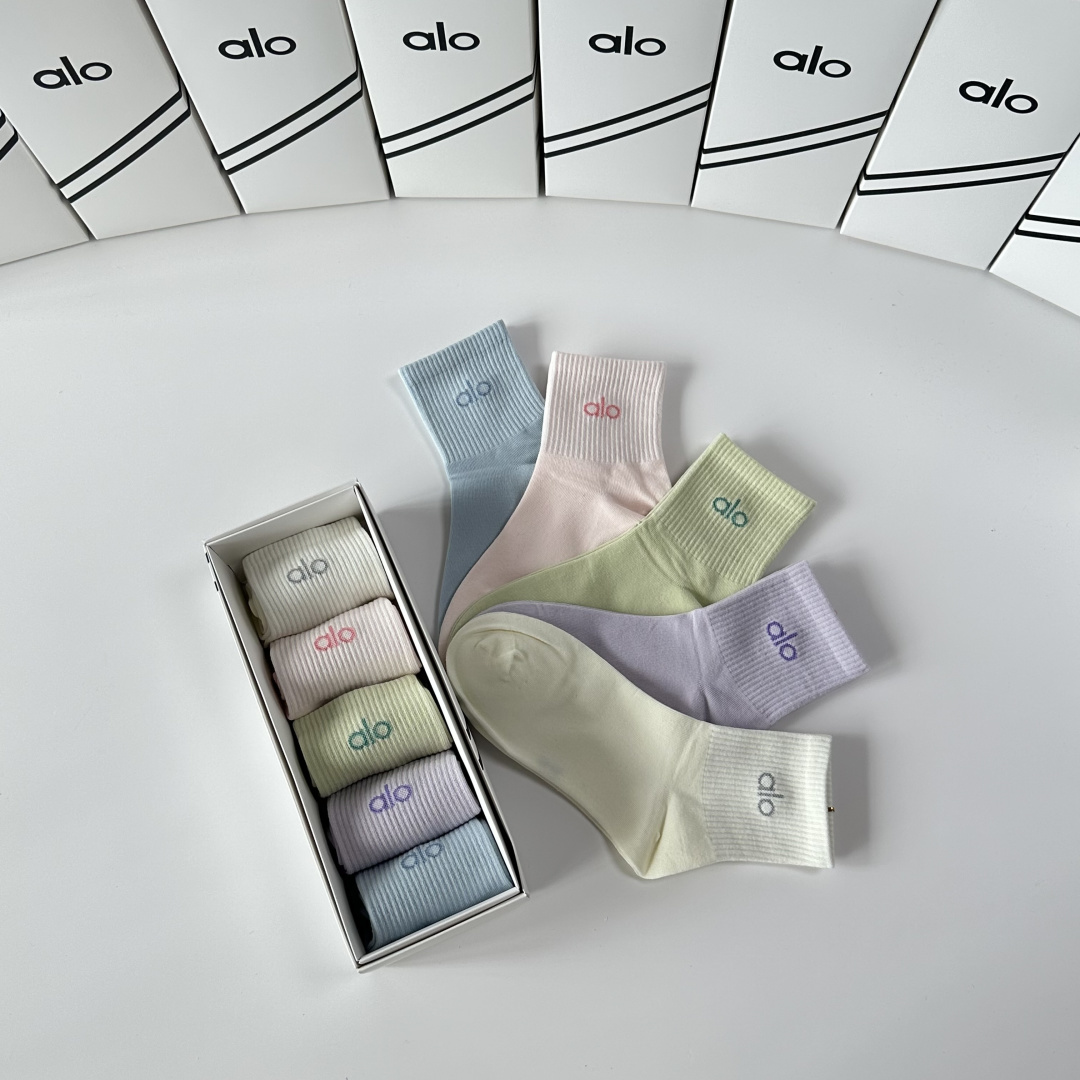 💛配专柜包装ALO 新款中长款堆堆袜袜子！一盒五双，专柜同步筒袜袜子，💛大牌出街，潮人必备🔥超好搭。