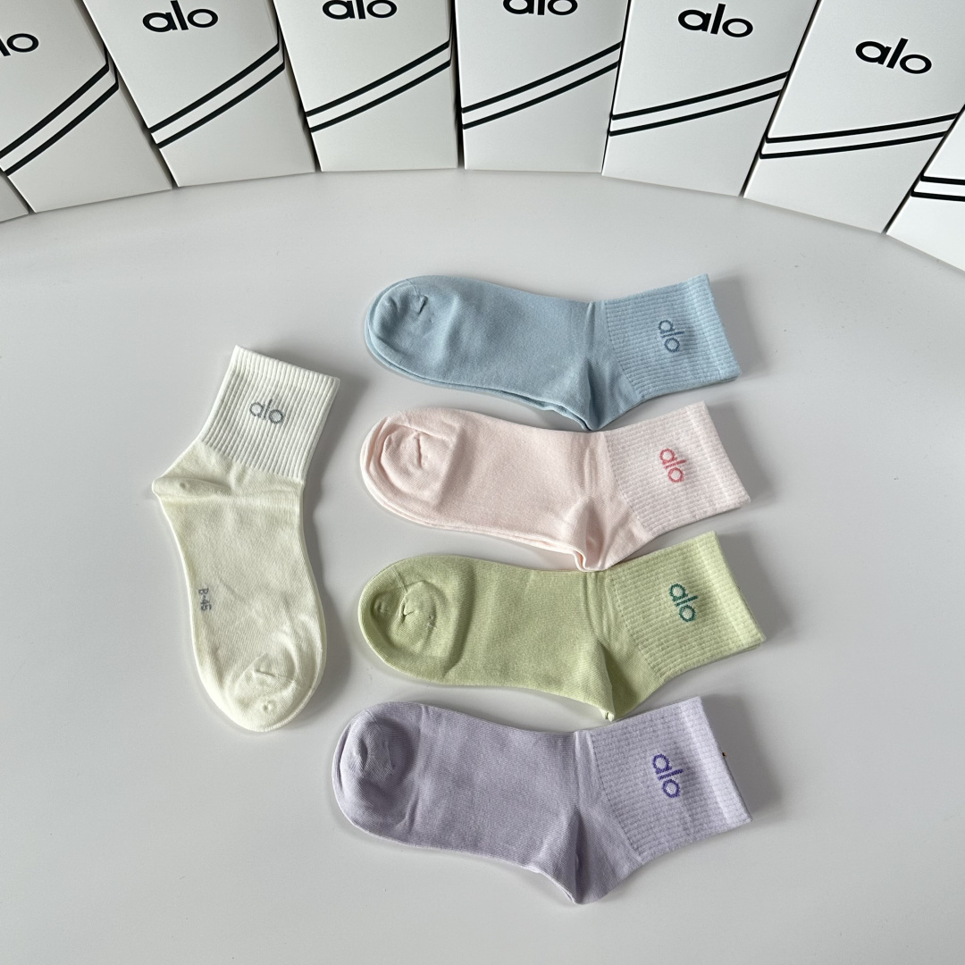 💛配专柜包装ALO 新款中长款堆堆袜袜子！一盒五双，专柜同步筒袜袜子，💛大牌出街，潮人必备🔥超好搭。