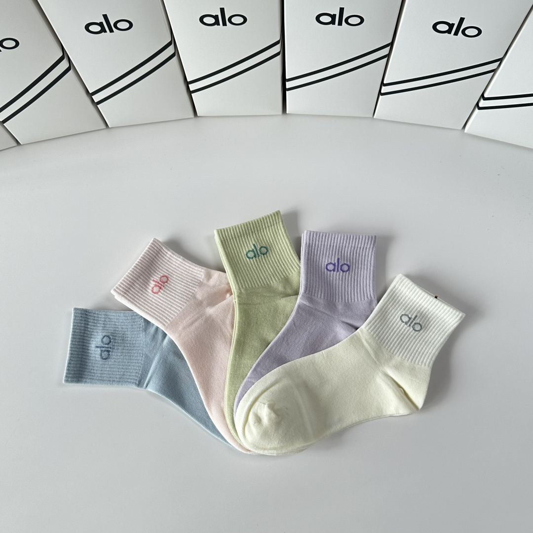 💛配专柜包装ALO 新款中长款堆堆袜袜子！一盒五双，专柜同步筒袜袜子，💛大牌出街，潮人必备🔥超好搭。