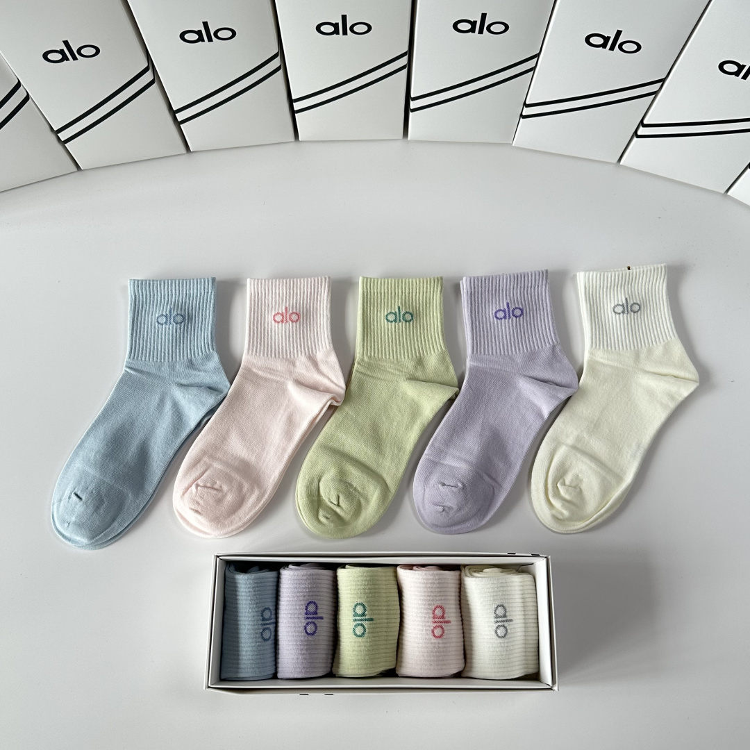💛配专柜包装ALO 新款中长款堆堆袜袜子！一盒五双，专柜同步筒袜袜子，💛大牌出街，潮人必备🔥超好搭。