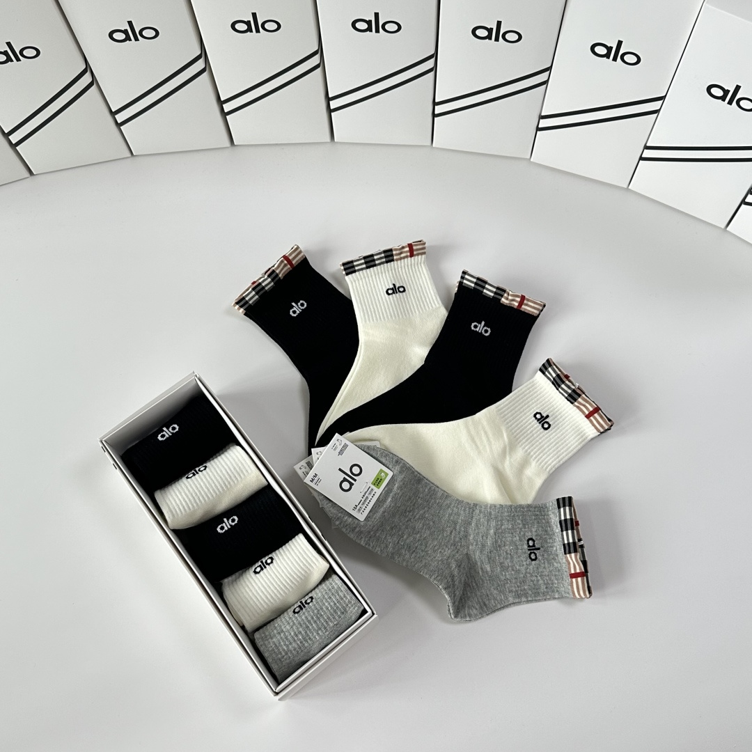 💛配专柜包装ALO 新款中长款堆堆袜袜子！一盒五双，专柜同步筒袜袜子，💛大牌出街，潮人必备🔥超好搭。