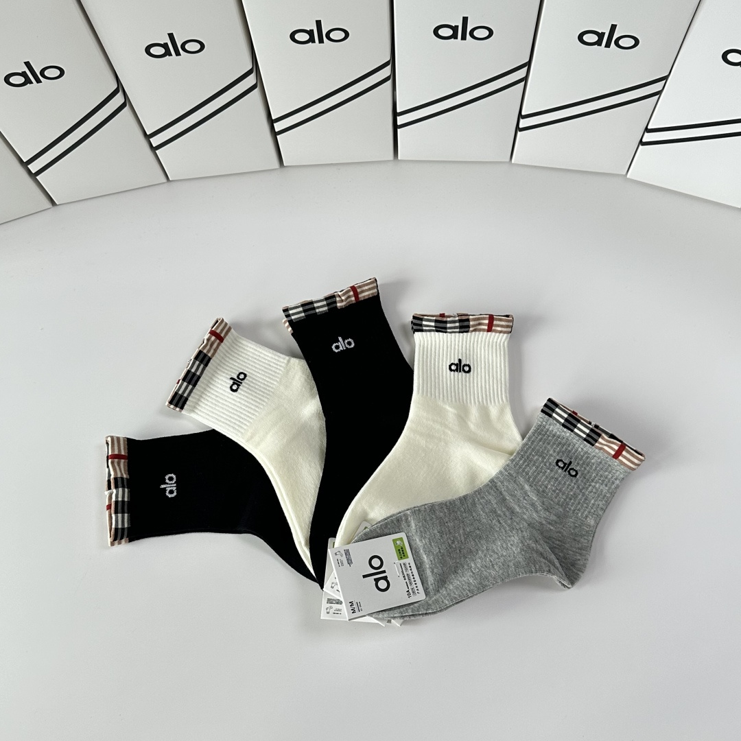 💛配专柜包装ALO 新款中长款堆堆袜袜子！一盒五双，专柜同步筒袜袜子，💛大牌出街，潮人必备🔥超好搭。