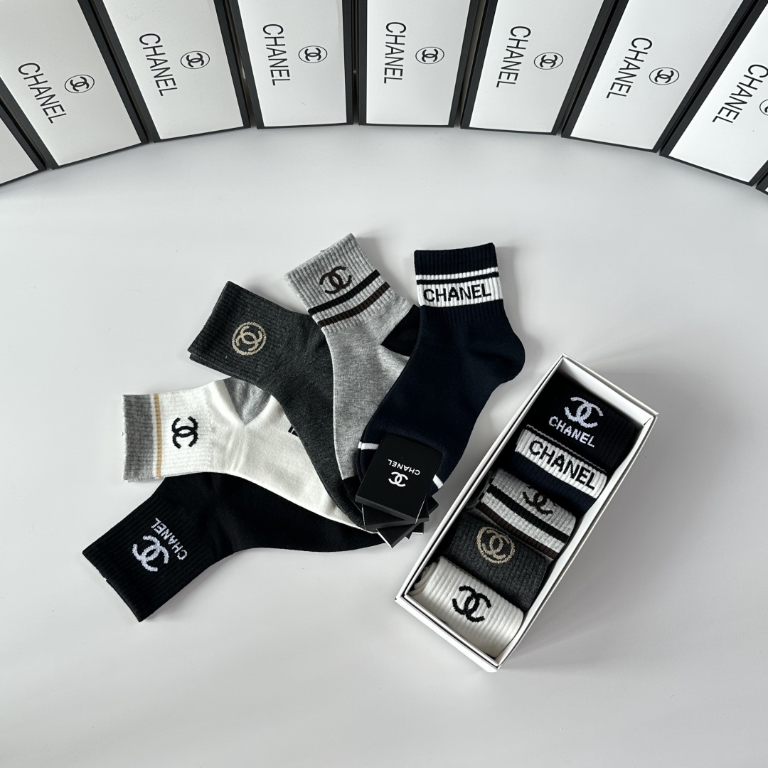 💛配专柜包装Chanel（香奈儿）新款中长款堆堆袜袜子！一盒五双，专柜同步筒袜袜子，💛大牌出街，潮人必备