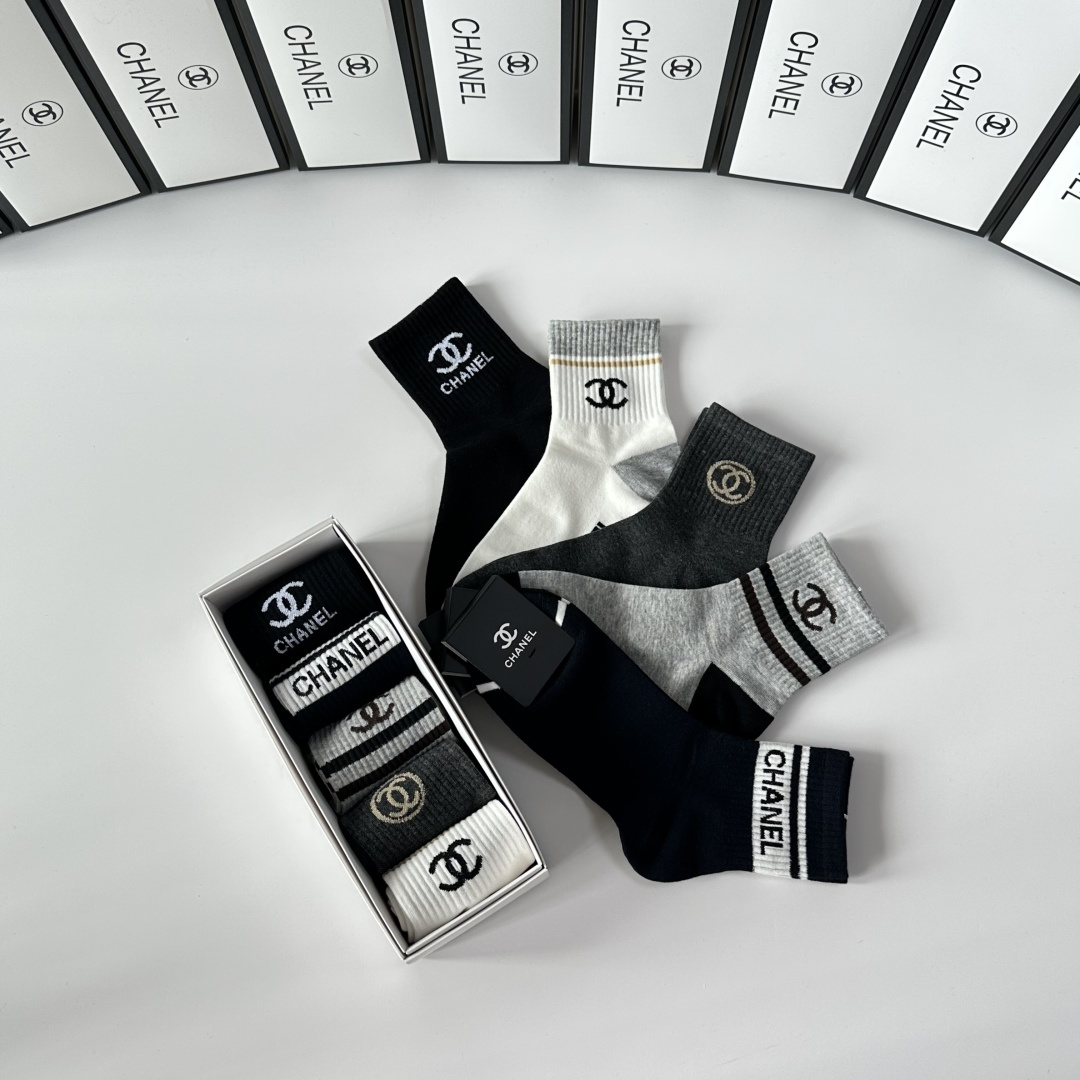 💛配专柜包装Chanel（香奈儿）新款中长款堆堆袜袜子！一盒五双，专柜同步筒袜袜子，💛大牌出街，潮人必备