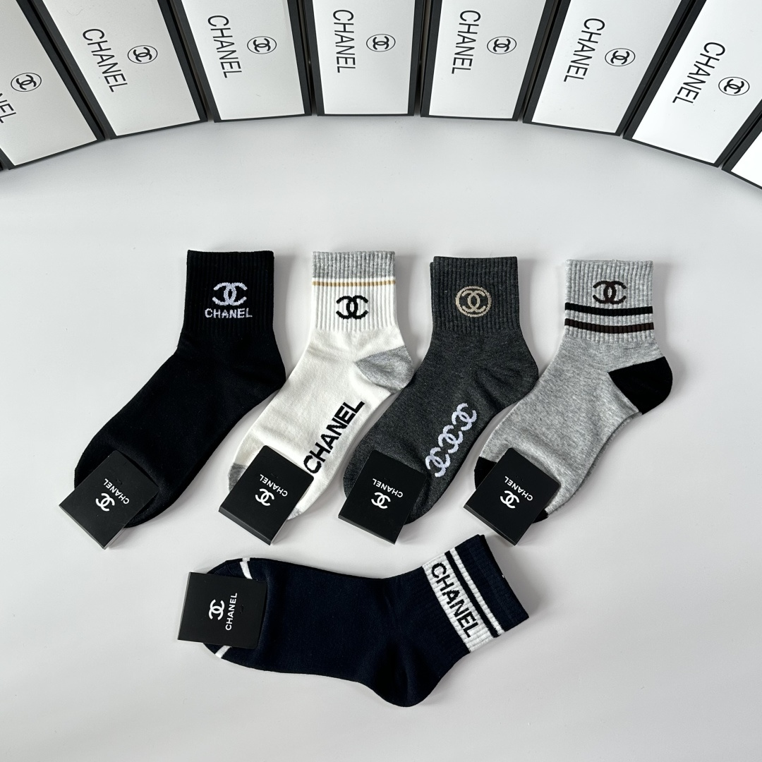 💛配专柜包装Chanel（香奈儿）新款中长款堆堆袜袜子！一盒五双，专柜同步筒袜袜子，💛大牌出街，潮人必备