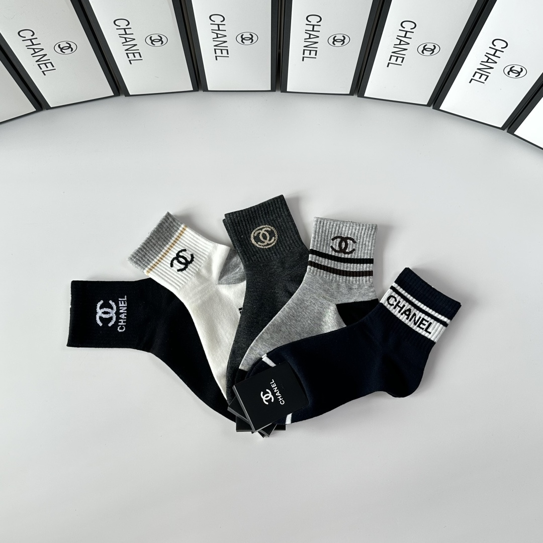 💛配专柜包装Chanel（香奈儿）新款中长款堆堆袜袜子！一盒五双，专柜同步筒袜袜子，💛大牌出街，潮人必备