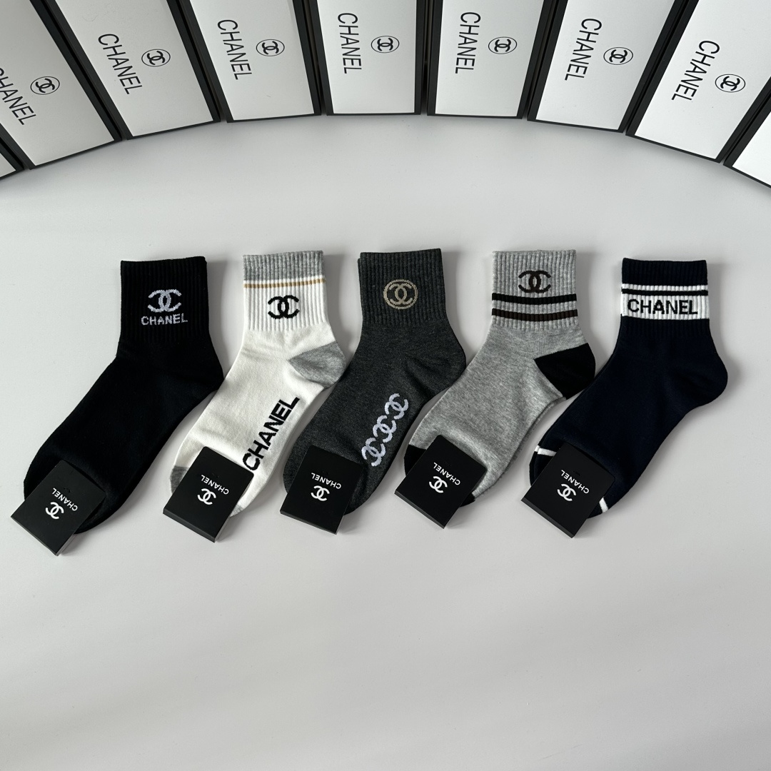 💛配专柜包装Chanel（香奈儿）新款中长款堆堆袜袜子！一盒五双，专柜同步筒袜袜子，💛大牌出街，潮人必备