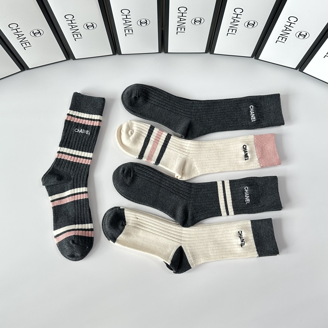 💛配专柜包装Chanel（香奈儿）新款双针刺绣中长款堆堆袜袜子！一盒五双，专柜同步筒袜袜子，💛大牌出街，