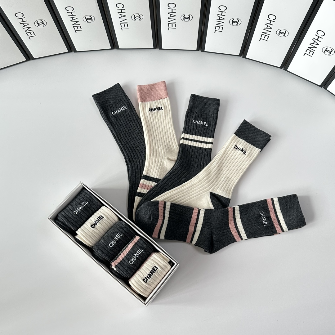💛配专柜包装Chanel（香奈儿）新款双针刺绣中长款堆堆袜袜子！一盒五双，专柜同步筒袜袜子，💛大牌出街，