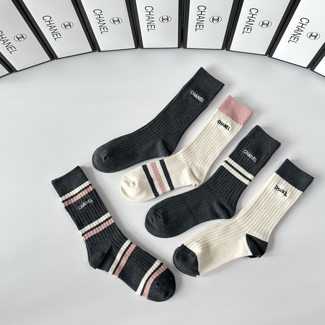 💛配专柜包装Chanel（香奈儿）新款双针刺绣中长款堆堆袜袜子！一盒五双，专柜同步筒袜袜子，💛大牌出街，