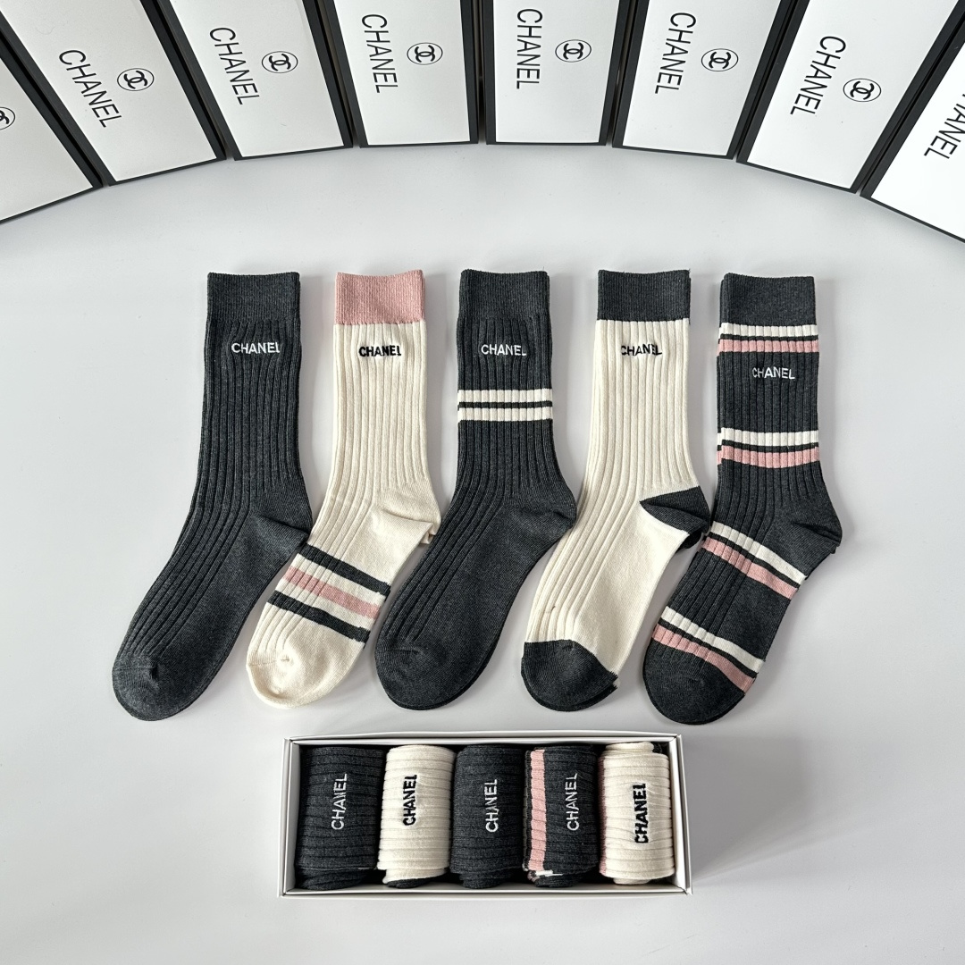 💛配专柜包装Chanel（香奈儿）新款双针刺绣中长款堆堆袜袜子！一盒五双，专柜同步筒袜袜子，💛大牌出街，