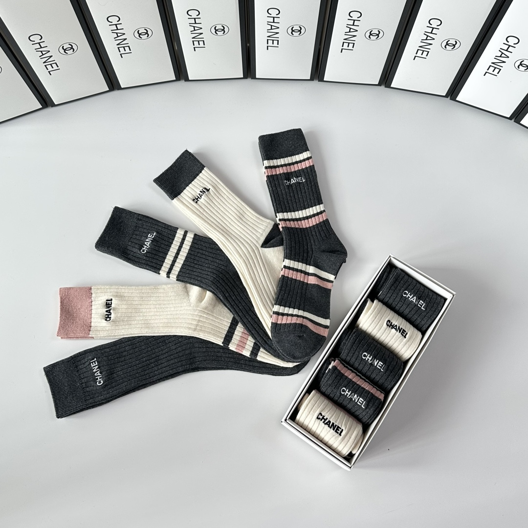 💛配专柜包装Chanel（香奈儿）新款双针刺绣中长款堆堆袜袜子！一盒五双，专柜同步筒袜袜子，💛大牌出街，