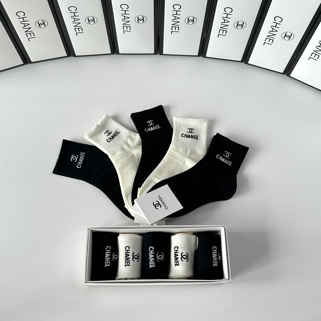 💛配专柜包装Chanel（香奈儿）新款中长款堆堆袜袜子！一盒五双，专柜同步筒袜袜子，💛大牌出街，潮人必备