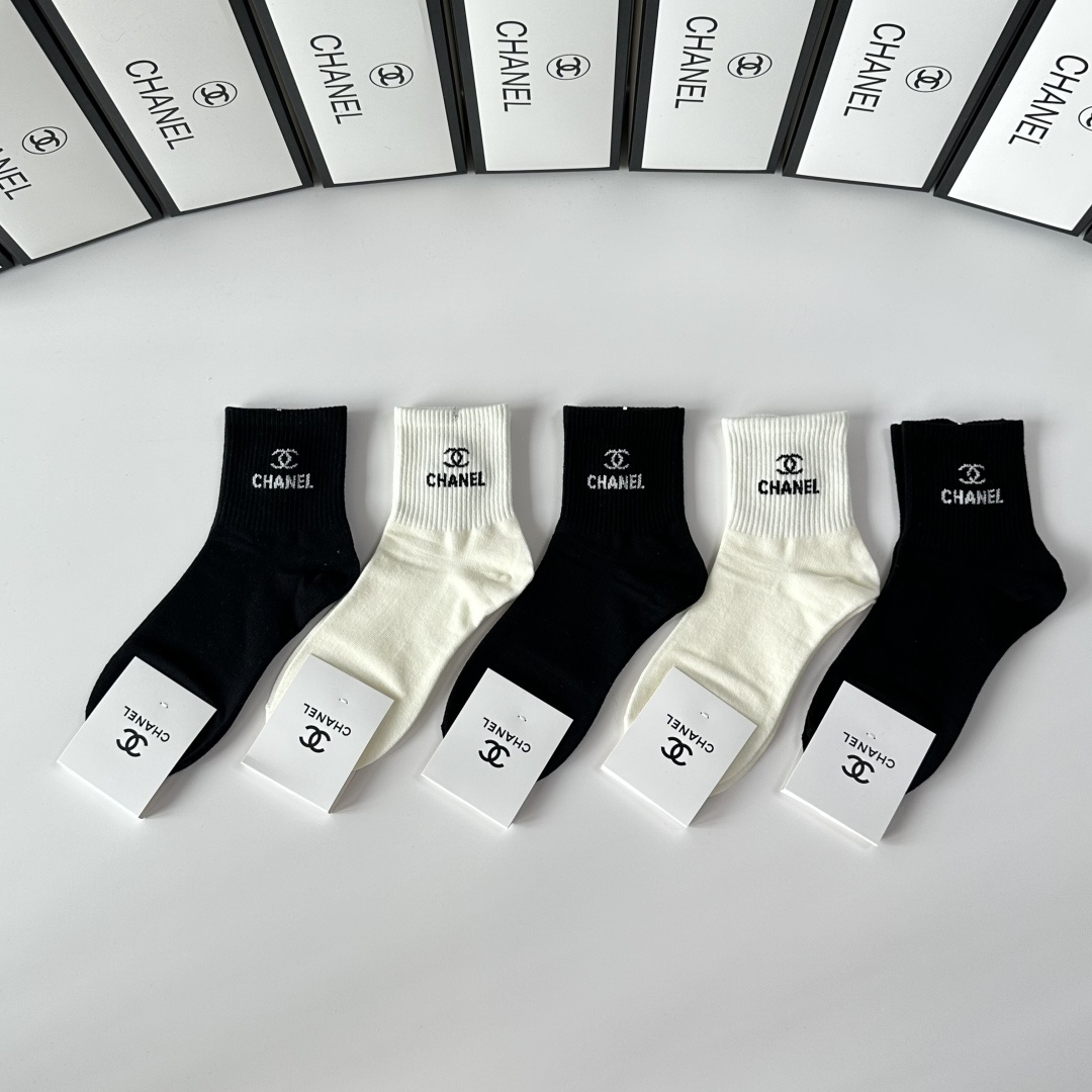 💛配专柜包装Chanel（香奈儿）新款中长款堆堆袜袜子！一盒五双，专柜同步筒袜袜子，💛大牌出街，潮人必备
