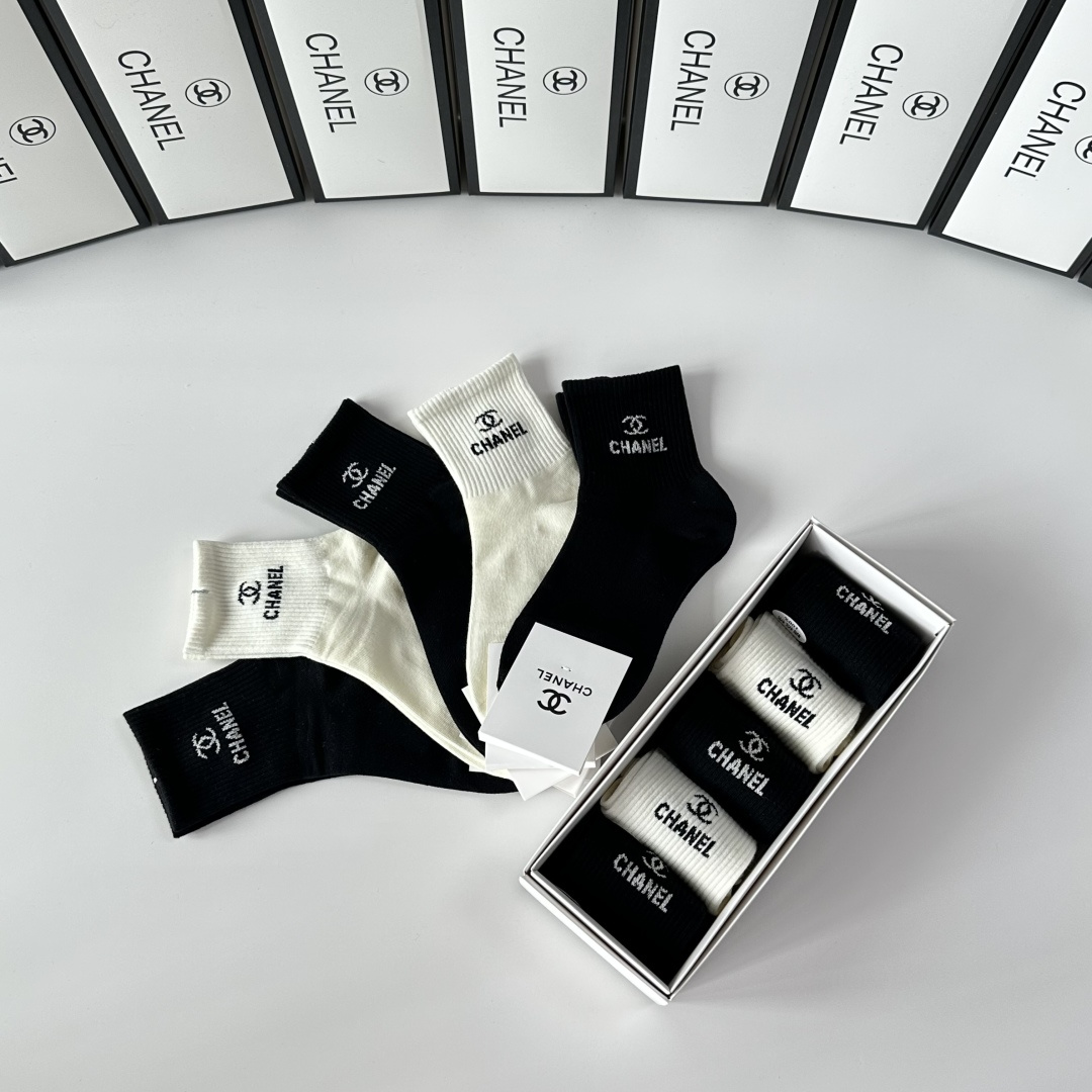 💛配专柜包装Chanel（香奈儿）新款中长款堆堆袜袜子！一盒五双，专柜同步筒袜袜子，💛大牌出街，潮人必备