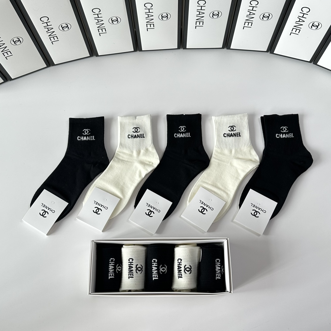 💛配专柜包装Chanel（香奈儿）新款中长款堆堆袜袜子！一盒五双，专柜同步筒袜袜子，💛大牌出街，潮人必备