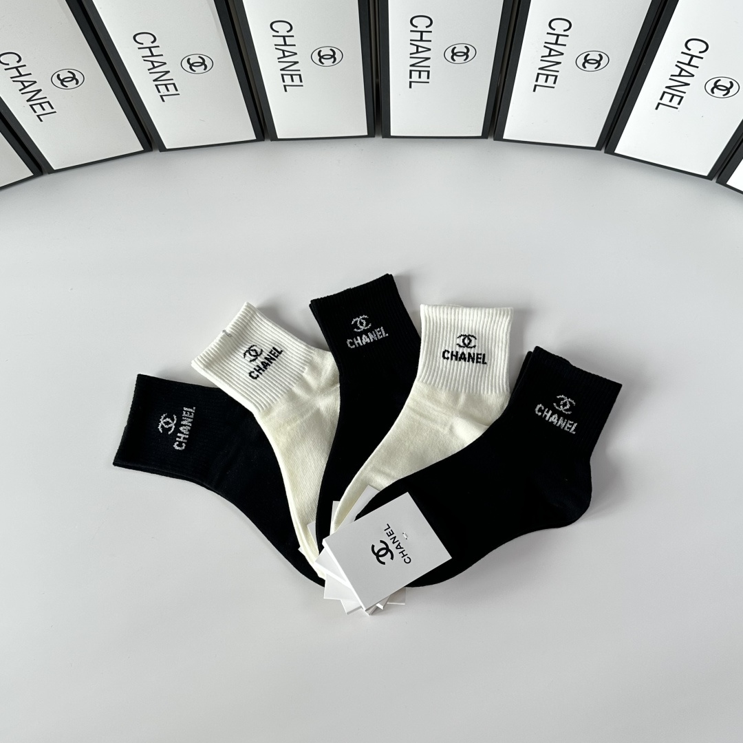 💛配专柜包装Chanel（香奈儿）新款中长款堆堆袜袜子！一盒五双，专柜同步筒袜袜子，💛大牌出街，潮人必备