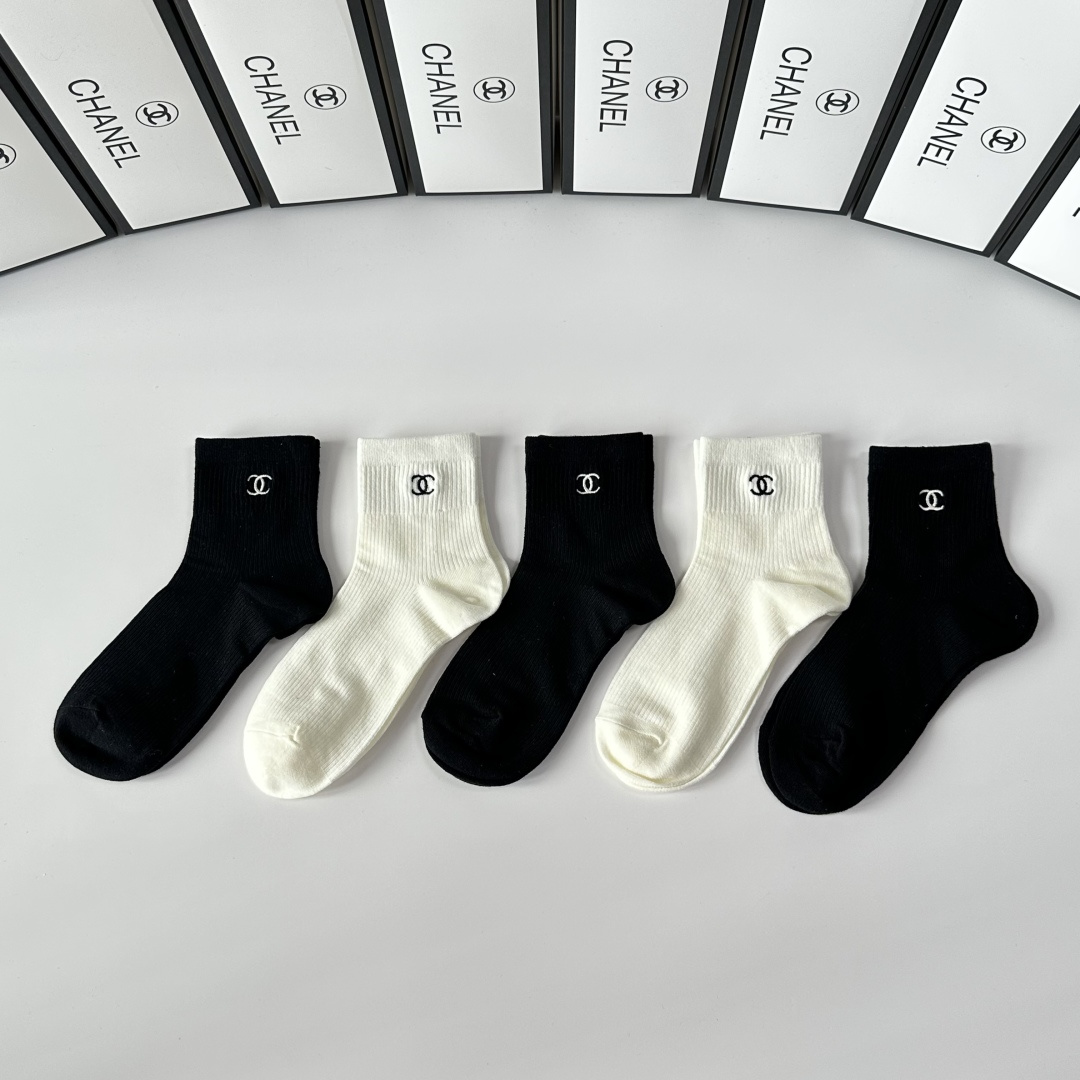 💛配专柜包装Chanel（香奈儿）新款刺绣中长款堆堆袜袜子！一盒五双，专柜同步筒袜袜子，💛大牌出街，潮人