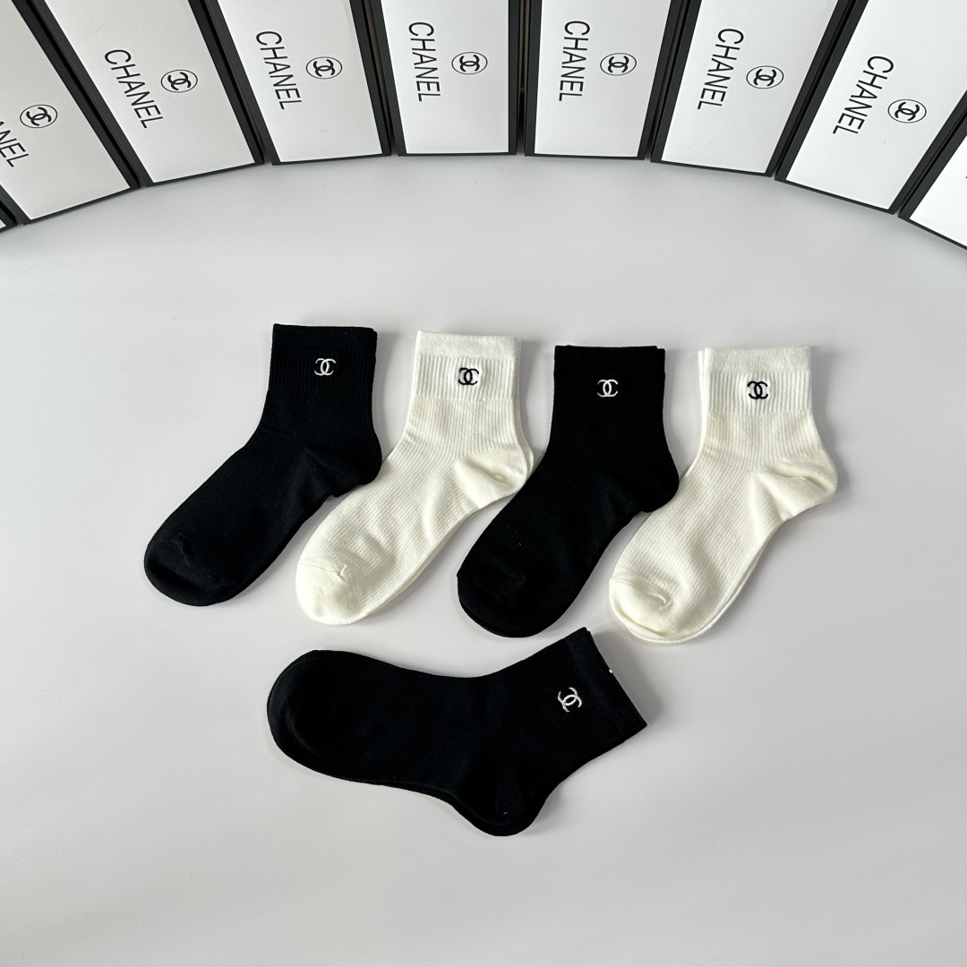 💛配专柜包装Chanel（香奈儿）新款刺绣中长款堆堆袜袜子！一盒五双，专柜同步筒袜袜子，💛大牌出街，潮人