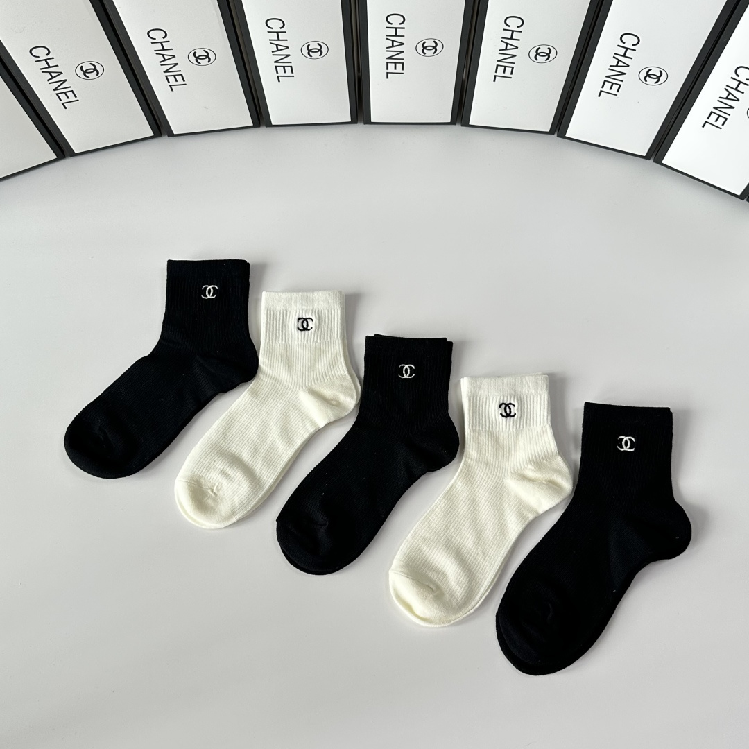 💛配专柜包装Chanel（香奈儿）新款刺绣中长款堆堆袜袜子！一盒五双，专柜同步筒袜袜子，💛大牌出街，潮人