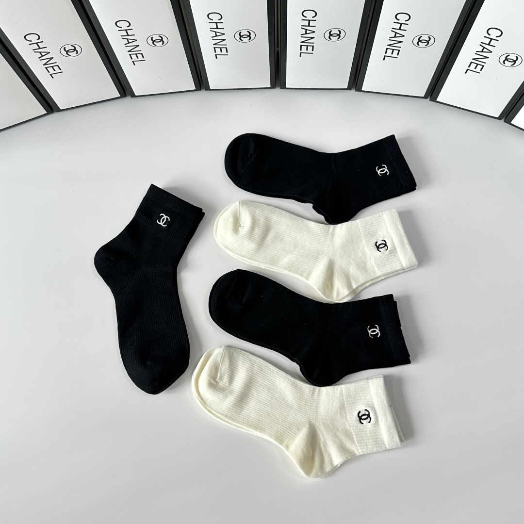 💛配专柜包装Chanel（香奈儿）新款刺绣中长款堆堆袜袜子！一盒五双，专柜同步筒袜袜子，💛大牌出街，潮人