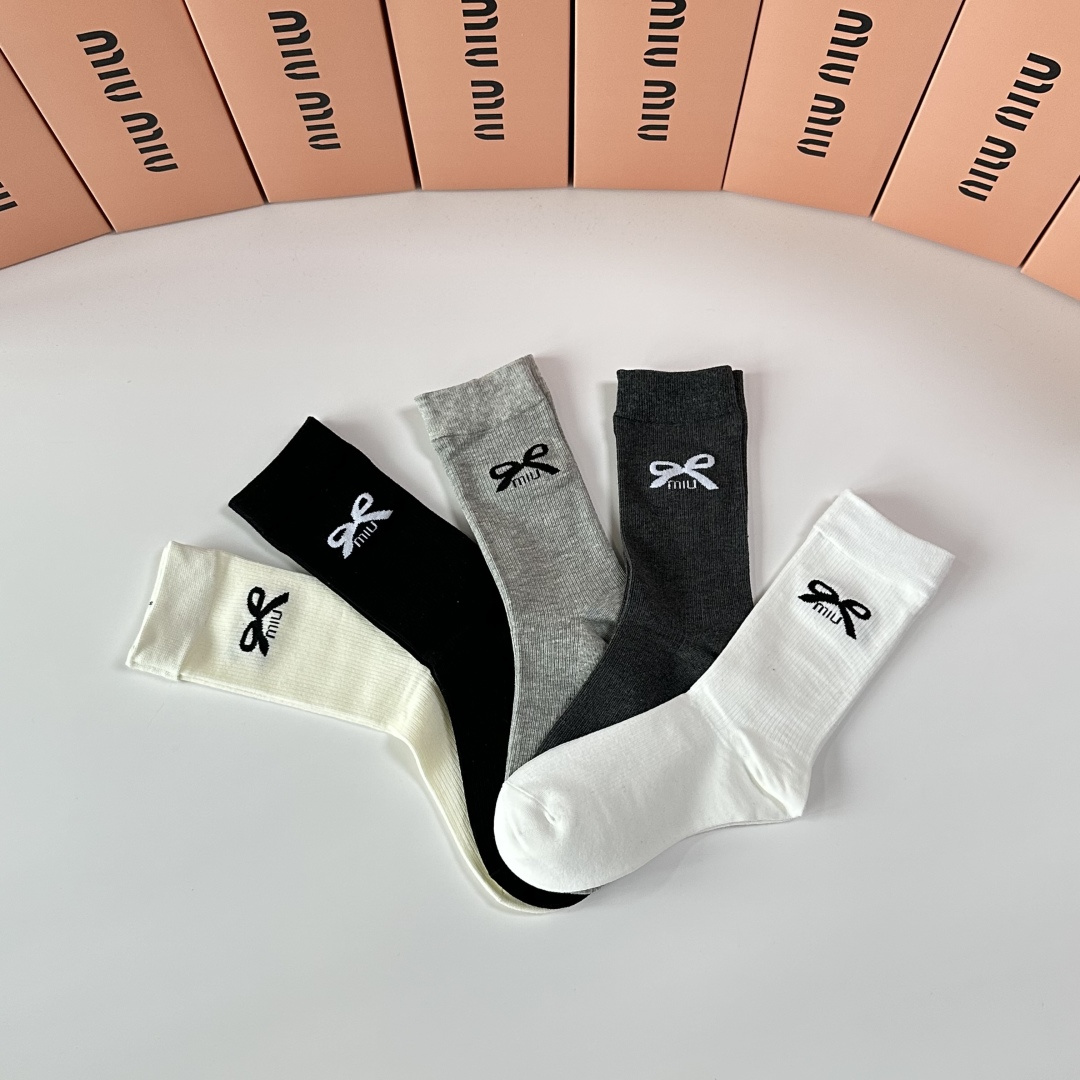💛配专柜包装MiuMiu（缪缪）新款中长款堆堆袜袜子！一盒五双，专柜同步筒袜袜子，💛大牌出街，潮人必备🔥