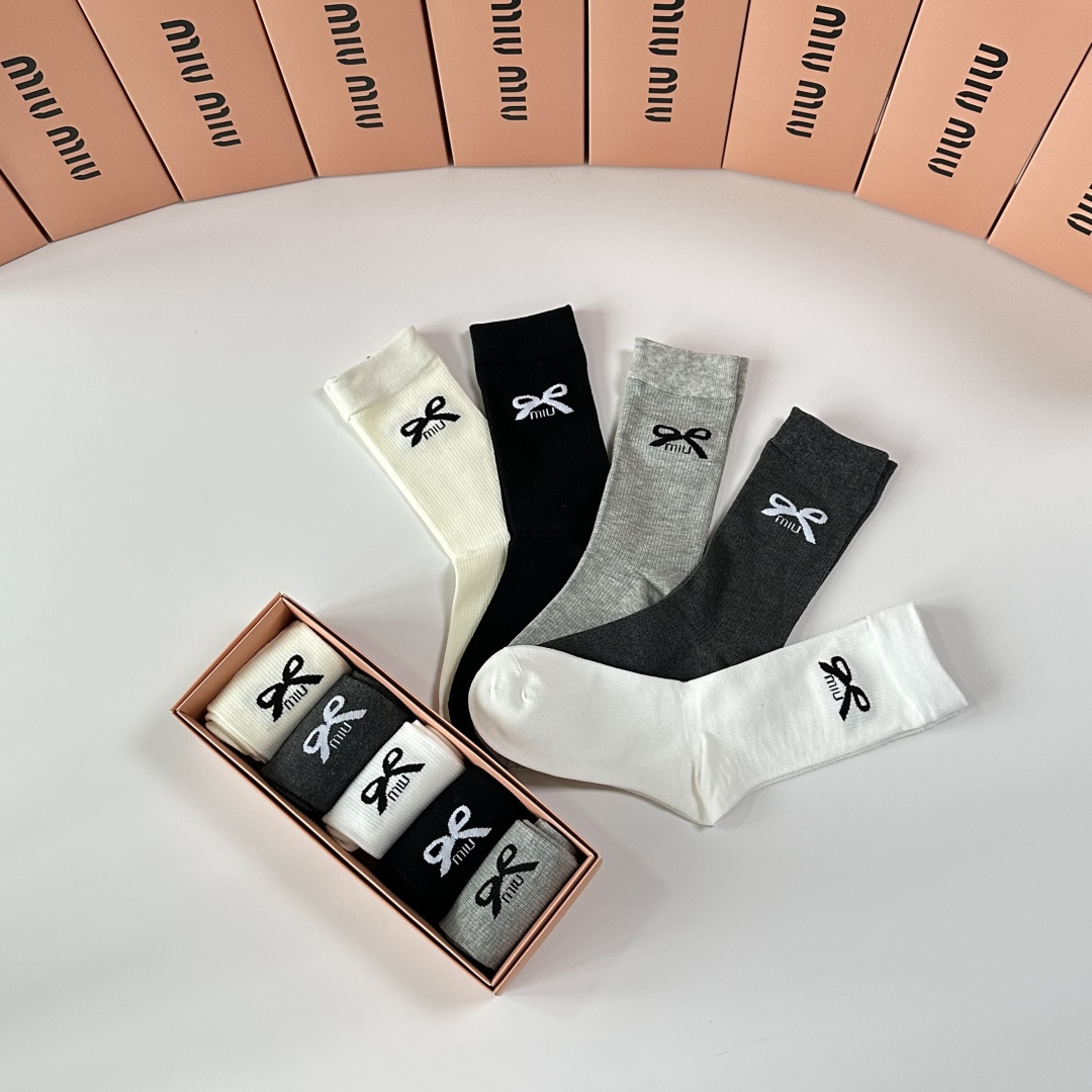 💛配专柜包装MiuMiu（缪缪）新款中长款堆堆袜袜子！一盒五双，专柜同步筒袜袜子，💛大牌出街，潮人必备🔥