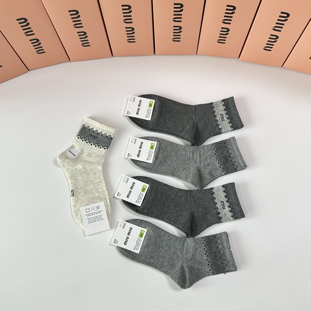 💛配专柜包装MiuMiu（缪缪）新款中长款堆堆袜袜子！一盒五双，专柜同步筒袜袜子，💛大牌出街，潮人必备🔥