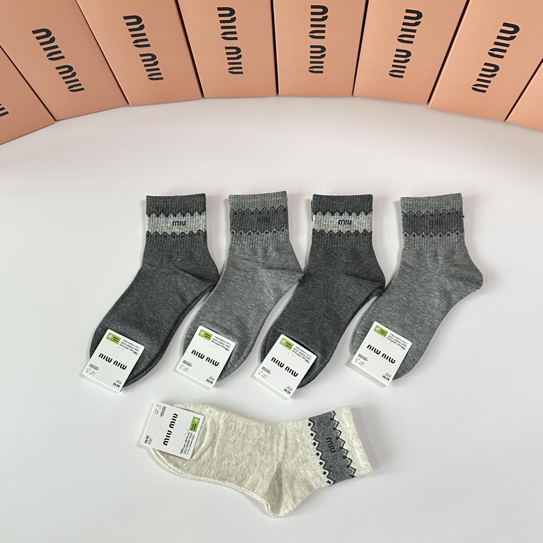 💛配专柜包装MiuMiu（缪缪）新款中长款堆堆袜袜子！一盒五双，专柜同步筒袜袜子，💛大牌出街，潮人必备🔥