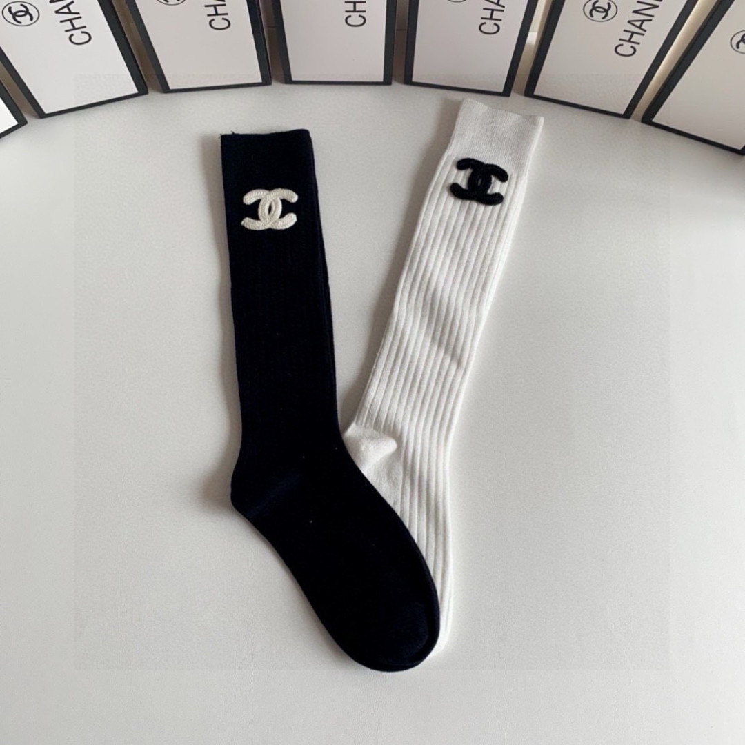 💛配包装Chanel（香奈儿）爆款出货 新款轻奢及膝小腿袜堆堆袜袜子🧦！一盒两双（颜色任选）专柜同步筒袜
