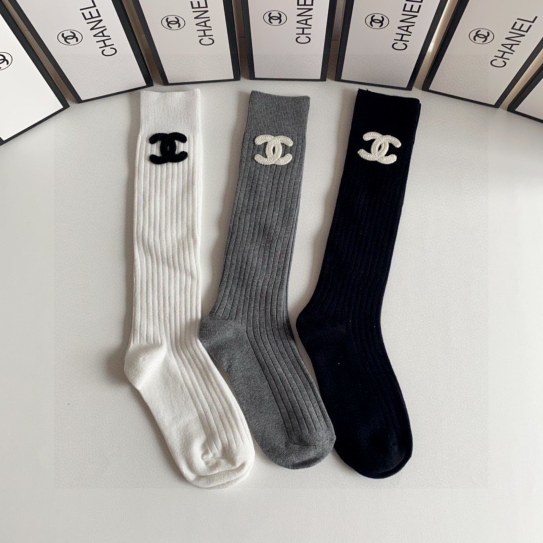 💛配包装Chanel（香奈儿）爆款出货 新款轻奢及膝小腿袜堆堆袜袜子🧦！一盒两双（颜色任选）专柜同步筒袜