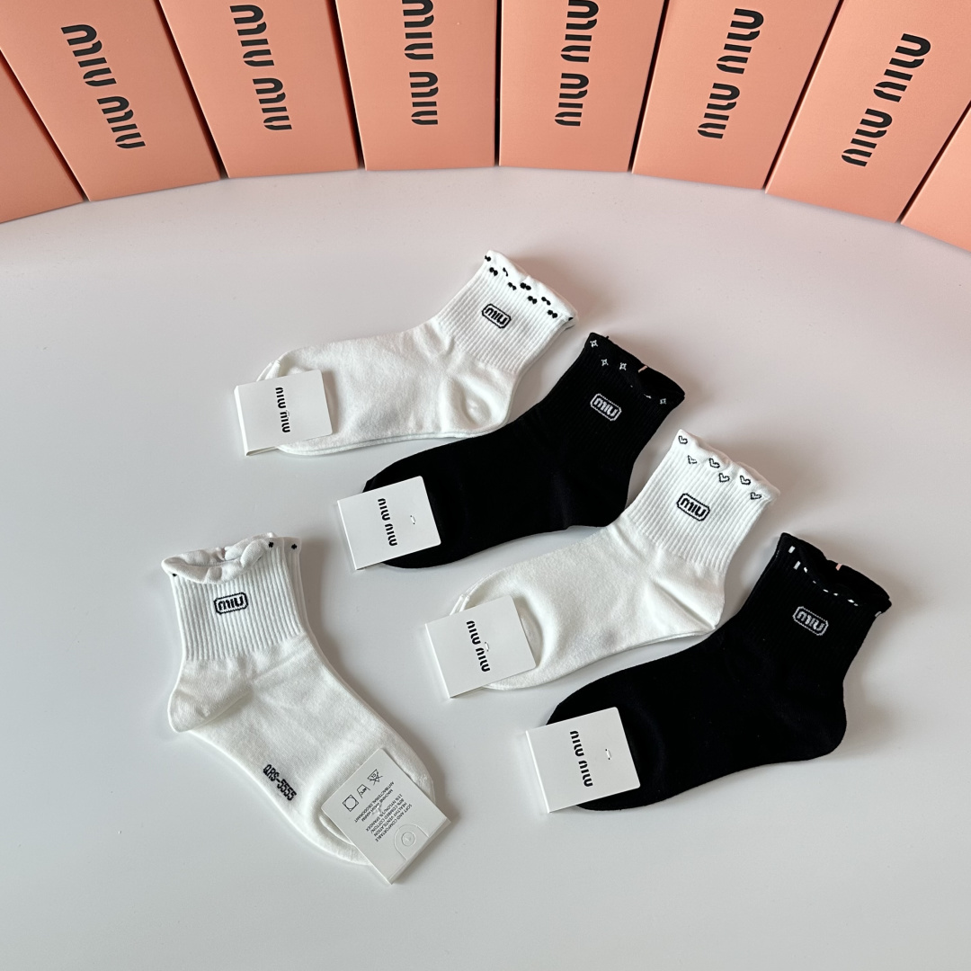 💛配专柜包装MiuMiu（缪缪）新款中长筒袜堆堆袜袜子！一盒五双，专柜同步筒袜袜子，💛大牌出街，潮人必备
