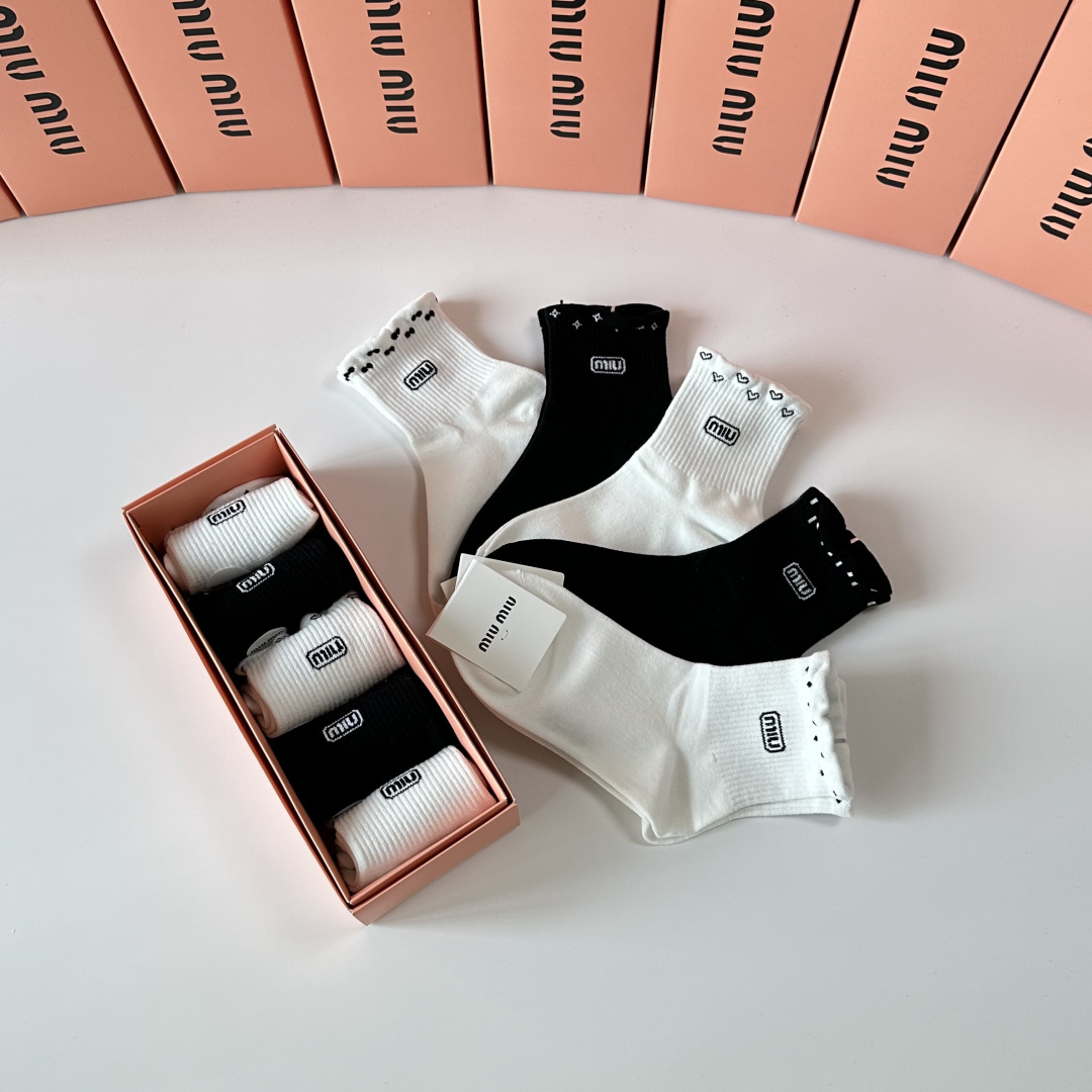 💛配专柜包装MiuMiu（缪缪）新款中长筒袜堆堆袜袜子！一盒五双，专柜同步筒袜袜子，💛大牌出街，潮人必备