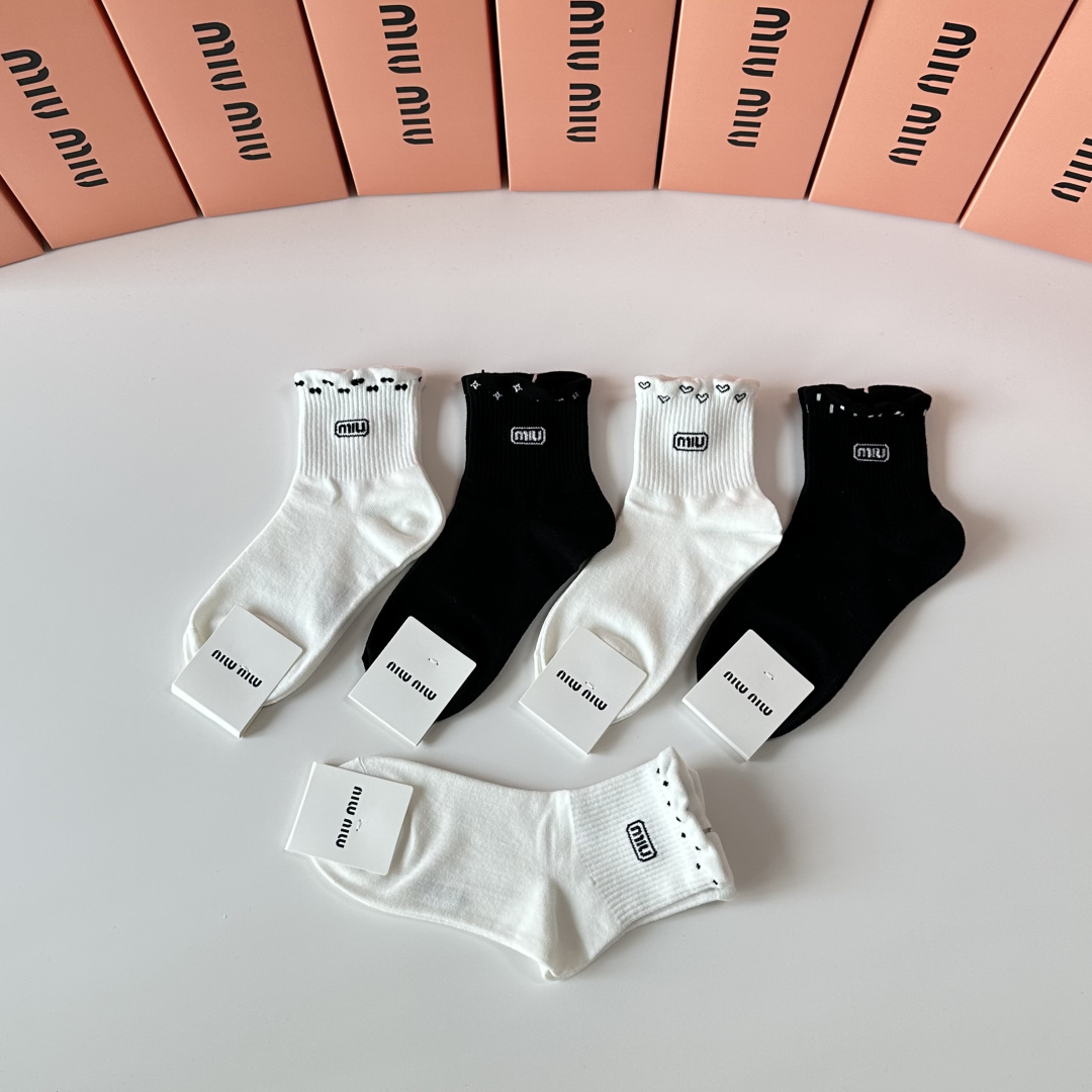 💛配专柜包装MiuMiu（缪缪）新款中长筒袜堆堆袜袜子！一盒五双，专柜同步筒袜袜子，💛大牌出街，潮人必备
