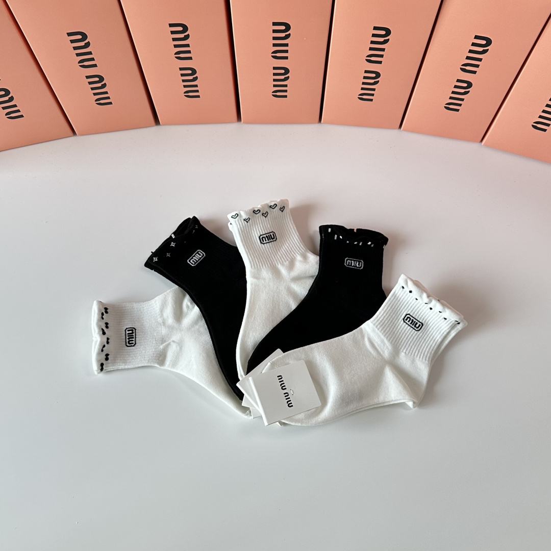 💛配专柜包装MiuMiu（缪缪）新款中长筒袜堆堆袜袜子！一盒五双，专柜同步筒袜袜子，💛大牌出街，潮人必备