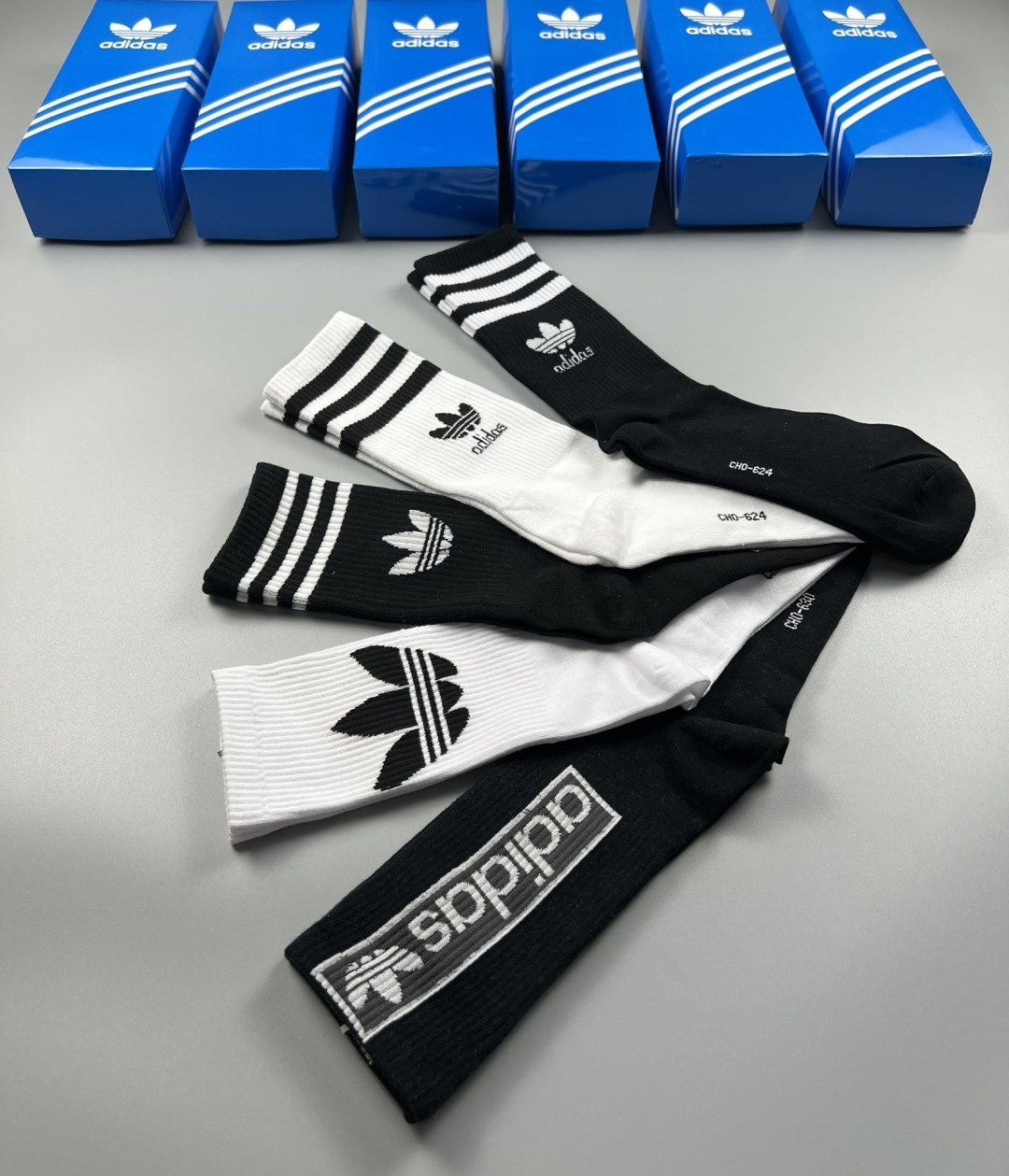 💛配专柜包装adidas（阿迪达斯）新款三叶草中长款堆堆袜袜子！一盒五双，专柜同步筒袜袜子，大牌出街，潮