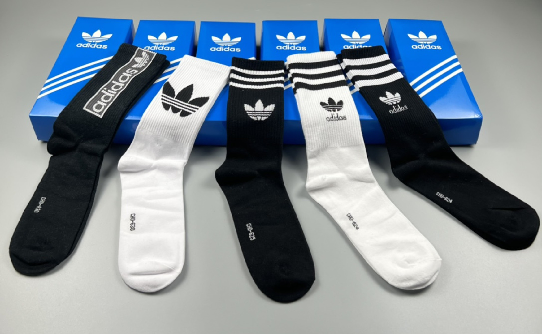 💛配专柜包装adidas（阿迪达斯）新款三叶草中长款堆堆袜袜子！一盒五双，专柜同步筒袜袜子，大牌出街，潮