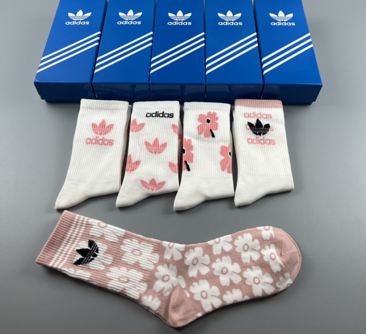 💛配专柜包装adidas（阿迪达斯）新款三叶草中长款堆堆袜袜子！一盒五双，专柜同步筒袜袜子，大牌出街，潮